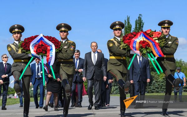Глава МИД РФ Сергей Лавров в Мемориале Цицернакаберд (6 мая 2021). Еревaн - Sputnik Армения