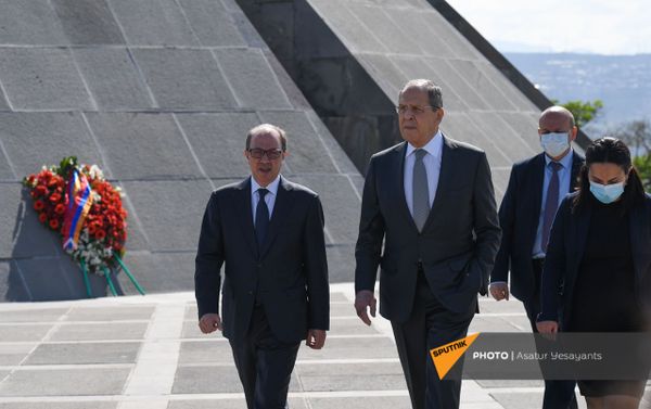 Глава МИД РФ Сергей Лавров в Мемориале Цицернакаберд (6 мая 2021). Еревaн - Sputnik Армения