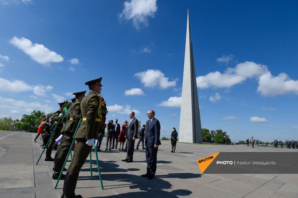 Глава МИД РФ Сергей Лавров в Мемориале Цицернакаберд (6 мая 2021). Еревaн Глава МИД РФ Сергей Лавров в Мемориале Цицернакаберд (6 мая 2021). Еревaн - Sputnik Армения