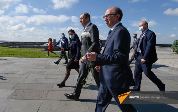 Глава МИД РФ Сергей Лавров в Мемориале Цицернакаберд (6 мая 2021). Еревaн - Sputnik Армения