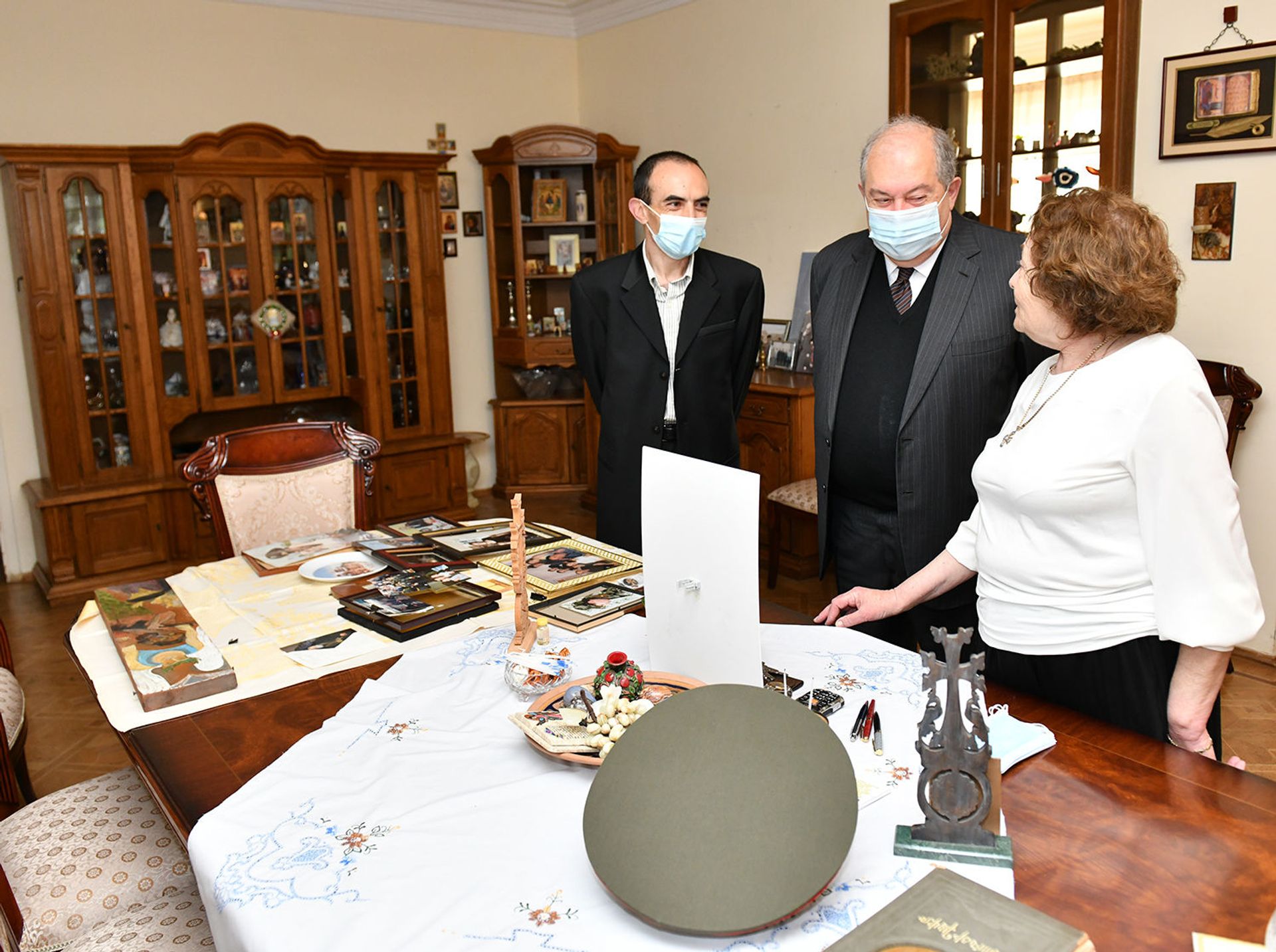 Կոմանդոսի տուն-թանգարան կհիմնվի. Արմեն Սարգսյանն այցելել է հերոս գեներալի ընտանիքին - Sputnik Արմենիա, 1920, 06.05.2021