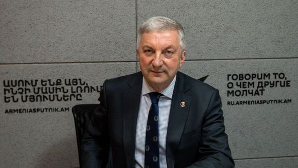 Директор Высшей школы корпоративного управления РАНХиГС Сергей Календжян в гостях радио Sputnik Армения - Sputnik Արմենիա