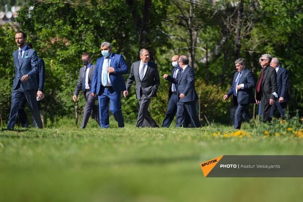 Главы МИД Армении и России Ара Айвазян и Сергей Лавров в парке Победы (6 мая 2021). Еревaн - Sputnik Армения
