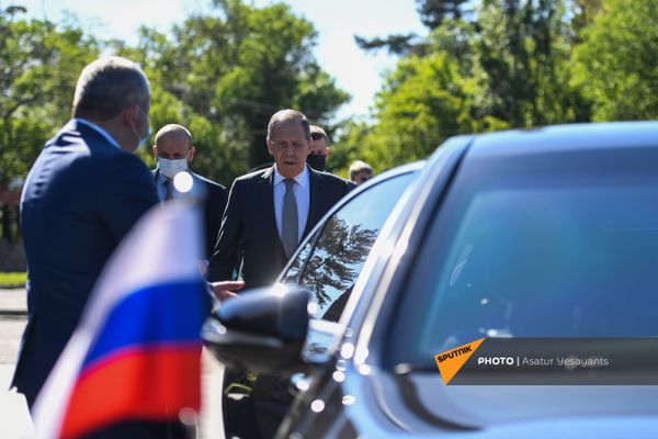 Глава МИД России Сергей Лавров садится в автомобиль после посещения Вечного огня в парке Победы (6 мая 2021). Еревaн - Sputnik Армения