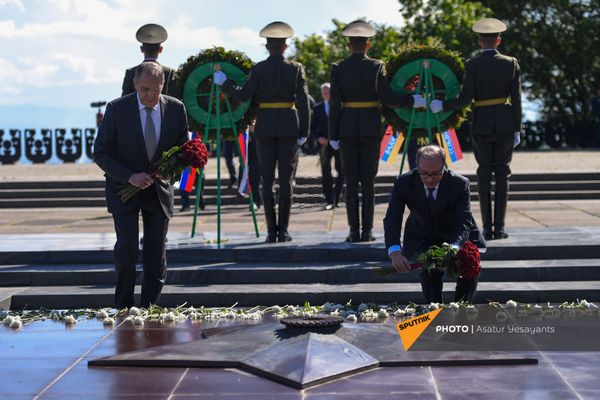 Главы МИД Армении и России Ара Айвазян и Сергей Лавров во время возложения цветов к Вечному Огню (6 мая 2021). Еревaн - Sputnik Армения