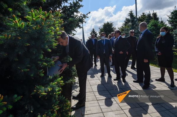 Глава МИД РФ Сергей Лавров поливает именную ель в Мемориальном комплексе Цицернакаберд (6 мая 2021). Еревaн - Sputnik Армения