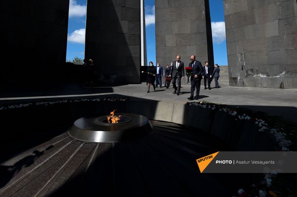  Главы МИД Армении и России Ара Айвазян и Сергей Лавров в Мемориальном комплексе Цицернакаберд (6 мая 2021). Еревaн - Sputnik Армения