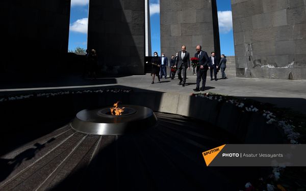  Главы МИД Армении и России Ара Айвазян и Сергей Лавров в Мемориальном комплексе Цицернакаберд (6 мая 2021). Еревaн - Sputnik Армения