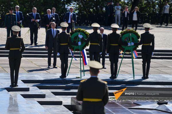 Главы МИД Армении и России Ара Айвазян и Сергей Лавров во время возложения цветов к Вечному Огню (6 мая 2021). Еревaн - Sputnik Армения
