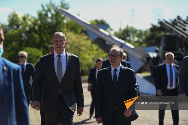 Главы МИД Армении и России Ара Айвазян и Сергей Лавров в парке Победы (6 мая 2021). Еревaн - Sputnik Армения