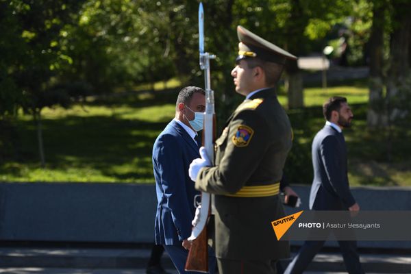 Главы МИД Армении и России Ара Айвазян и Сергей Лавров во время возложения цветов к Вечному Огню (6 мая 2021). Еревaн - Sputnik Армения