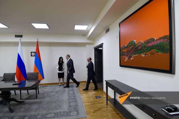 Главы МИД Армении и России Ара Айвазян и Сергей Лавров на встрече (6 мая 2021). Еревaн - Sputnik Армения