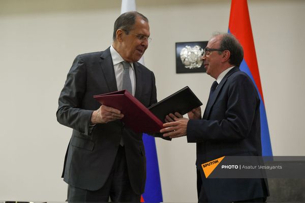 Главы МИД Армении и России Ара Айвазян и Сергей Лавров обмениваются документами по итогам встречи (6 мая 2021). Еревaн - Sputnik Армения