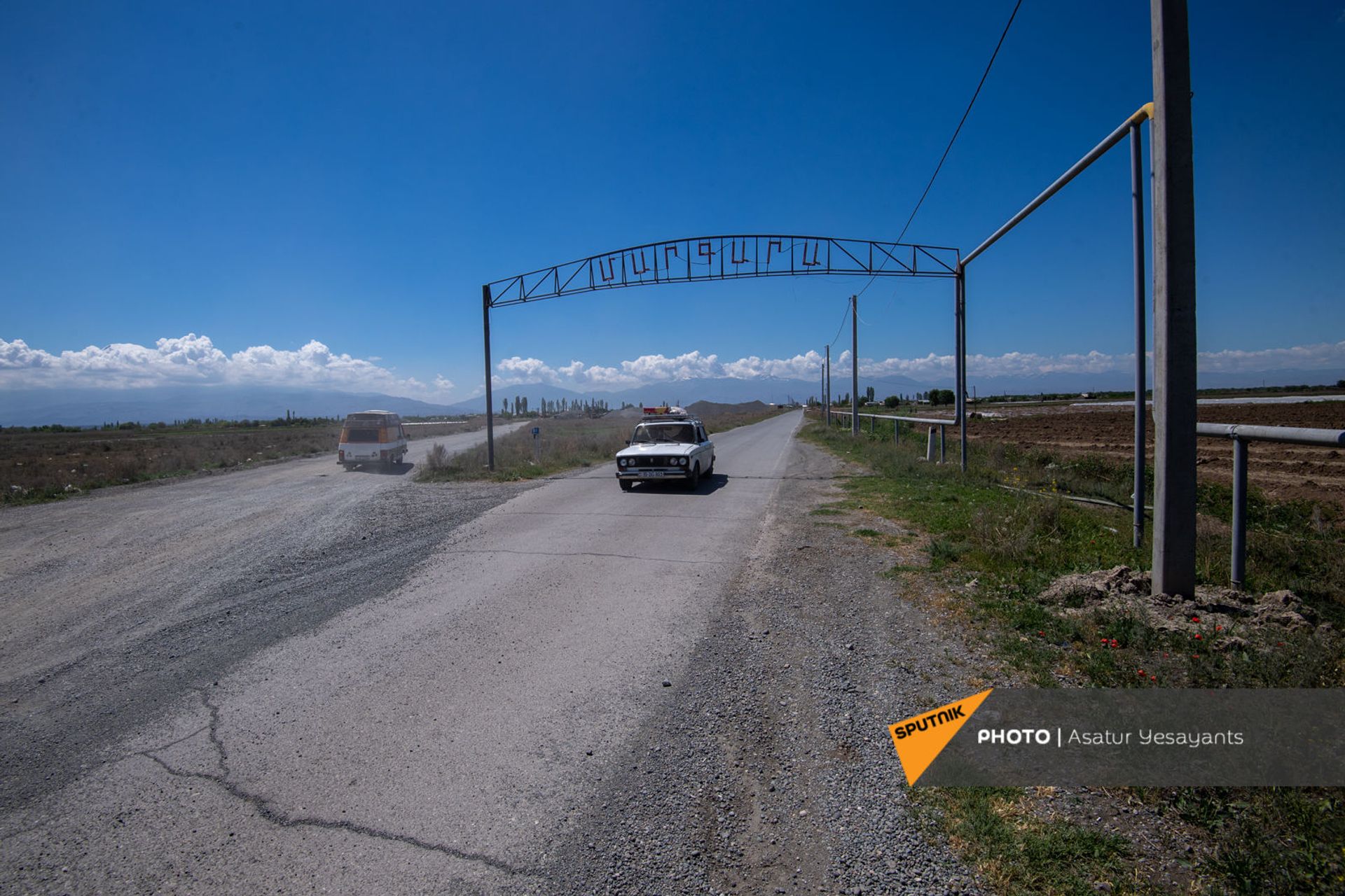 «Եթե մերը չի ծախվում, դրսից ինչո՞ւ են բերում». գյուղացիները թևաթափ են` կանաչեղենը թափել են - Sputnik Արմենիա, 1920, 11.05.2021