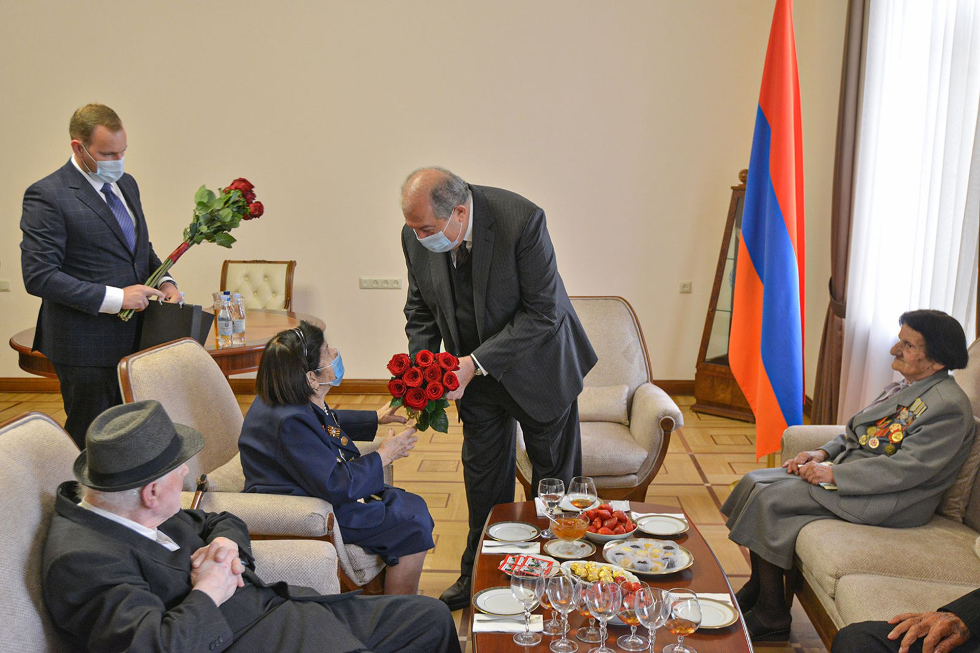 «Հաղթանակը չի տրվում որպես նվեր». նախագահը հյուրընկալել է Հայրենական պատերազմի վետերանների «Հաղթանակը չի տրվում որպես նվեր». նախագահը հյուրընկալել է Հայրենական պատերազմի վետերանների - Sputnik Արմենիա, 1920, 07.05.2021