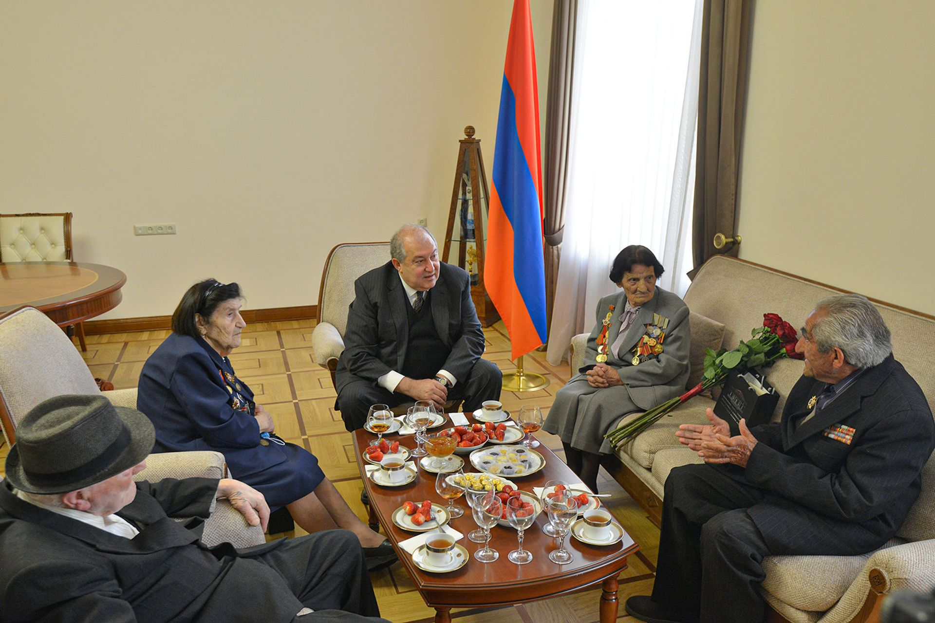 «Հաղթանակը չի տրվում որպես նվեր». նախագահը հյուրընկալել է Հայրենական պատերազմի վետերանների «Հաղթանակը չի տրվում որպես նվեր». նախագահը հյուրընկալել է Հայրենական պատերազմի վետերանների - Sputnik Արմենիա, 1920, 07.05.2021