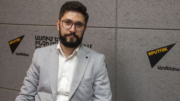 Политолог исследовательского института ''Политэкономия'' Бениамин Матевосян в гостях радио Sputnik Армения - Sputnik Արմենիա