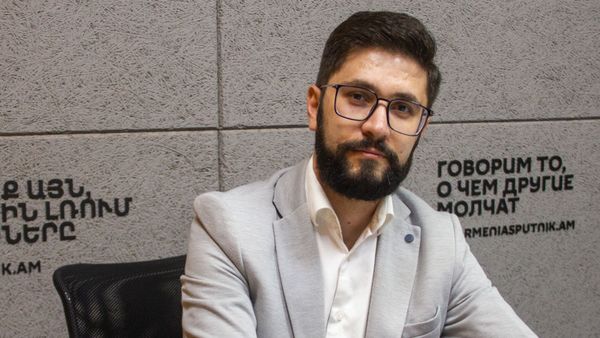 Политолог исследовательского института ''Политэкономия'' Бениамин Матевосян в гостях радио Sputnik Армения - Sputnik Армения