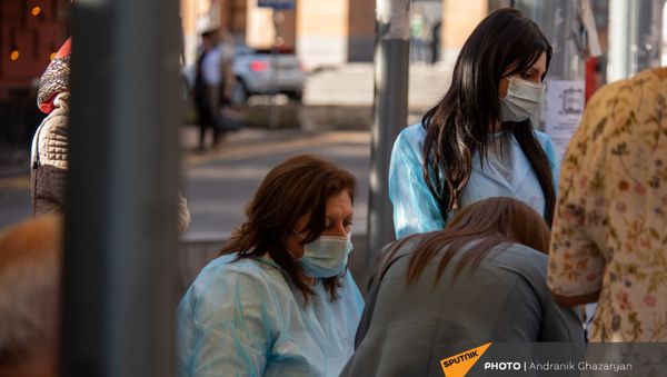 Медицинские работники прививают желающих в мобильной точке на Северном Проспекте (7 мая 2021 год), Еревaн - Sputnik Армения