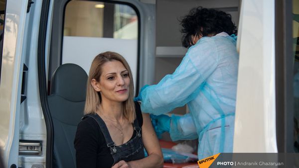 Прохожие получают прививку в мобильной точке на Северном Проспекте (7 мая 2021 год), Еревaн - Sputnik Армения