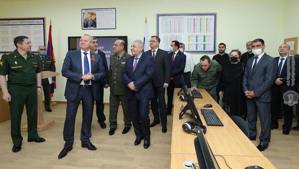 И.о министра обороны РА Вагаршак Арутюнян вместе с послом РФ в Армении Сергеем Копыркиным принял участие в церемонии открытия кабинета русского языка в Военном университете имени Вазгена Саркисяна (7 мая 2021). Еревaн - Sputnik Армения