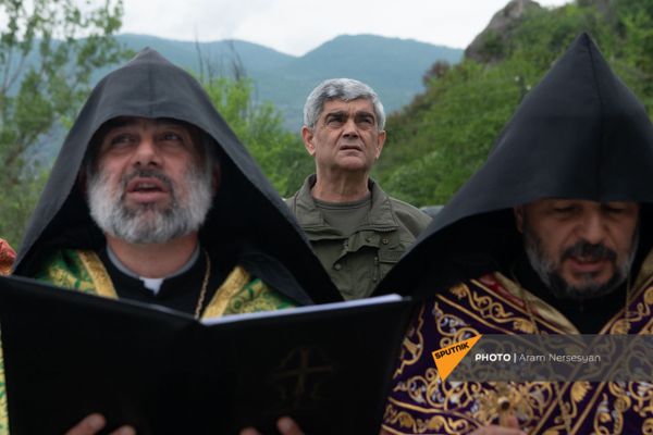 Герой Арцаха генерал-майор Виталий Баласанян во время богослужения Герой Арцаха генерал-майор Виталий Баласанян во время богослужения - Sputnik Армения