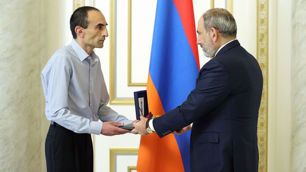 Նիկոլ Փաշինյանն Արկադի Տեր-Թադևոսյանին շնորհված Հայրենիքի շքանշանը հանձնել է Հայկ Տեր-Թադևոսյանին - Sputnik Արմենիա