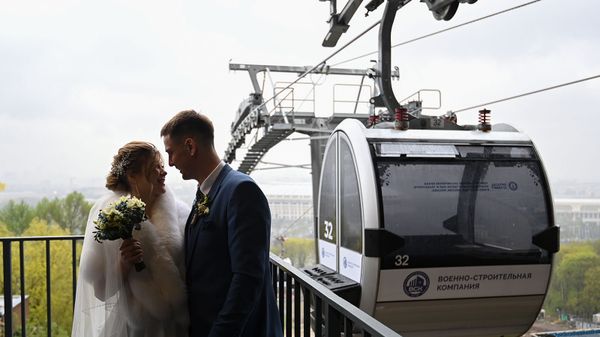 Торжественная регистрация брака на Московской канатной дороге на Воробьевых горах (8 мая 2021). Москвa - Sputnik Արմենիա