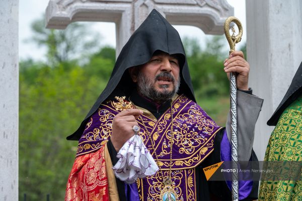 Предводитель Арцахской епархии ААЦ епископ Вртанес Абрамян в Дашушене (7 мая 2021). Карабах Предводитель Арцахской епархии ААЦ епископ Вртанес Абрамян в Дашушене (7 мая 2021). Карабах - Sputnik Армения