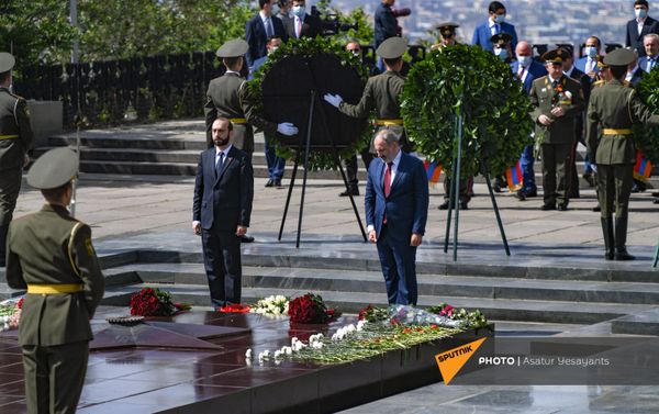 И.о премьер-министра Никол Пашинян и Арарат Мирзоян в Парке Победы во время возложения цветов к мемориалу Вечного Огня (9 мая 2021). Еревaн И.о премьер-министра Никол Пашинян и Арарат Мирзоян в Парке Победы во время возложения цветов к мемориалу Вечного Огня (9 мая 2021). Еревaн - Sputnik Армения