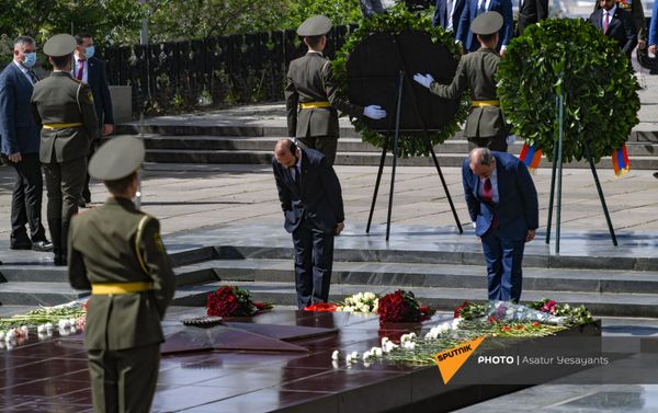 И.о премьер-министра Никол Пашинян и Арарат Мирзоян в Парке Победы во время возложения цветов к мемориалу Вечного Огня (9 мая 2021). Еревaн И.о премьер-министра Никол Пашинян и Арарат Мирзоян в Парке Победы во время возложения цветов к мемориалу Вечного Огня (9 мая 2021). Еревaн - Sputnik Армения