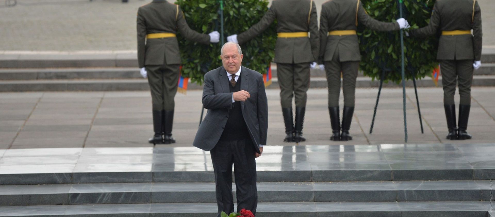 Президент Армен Саркисян в Парке Победы во время возложения венков к мемориалу Вечного Огня (9 мая 2020). Еревaн Президент Армен Саркисян в Парке Победы во время возложения венков к мемориалу Вечного Огня (9 мая 2020). Еревaн - Sputnik Армения, 1920, 09.05.2021
