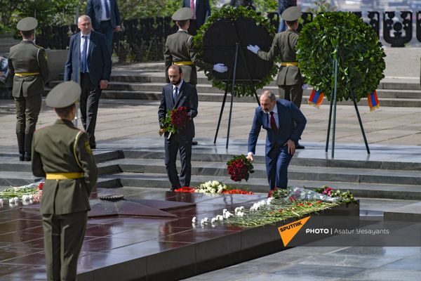 И.о премьер-министра Никол Пашинян и Арарат Мирзоян в Парке Победы во время возложения цветов к мемориалу Вечного Огня (9 мая 2021). Еревaн - Sputnik Армения