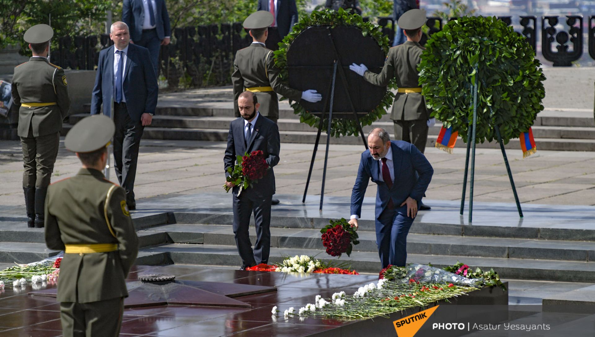 И.о премьер-министра Никол Пашинян и Арарат Мирзоян в Парке Победы во время возложения цветов к мемориалу Вечного Огня (9 мая 2021). Еревaн И.о премьер-министра Никол Пашинян и Арарат Мирзоян в Парке Победы во время возложения цветов к мемориалу Вечного Огня (9 мая 2021). Еревaн - Sputnik Армения, 1920, 09.05.2021