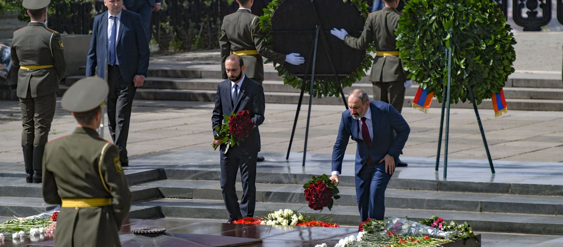 И.о премьер-министра Никол Пашинян и Арарат Мирзоян в Парке Победы во время возложения цветов к мемориалу Вечного Огня (9 мая 2021). Еревaн - Sputnik Արմենիա, 1920, 09.05.2021