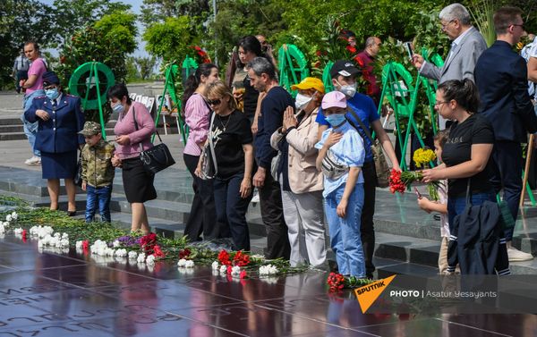 «Հաղթանակ» զբոսայգի, Անմար կրակի մոտ. 9 մայիսի, 2021 «Հաղթանակ» զբոսայգի, Անմար կրակի մոտ. 9 մայիսի, 2021 - Sputnik Արմենիա