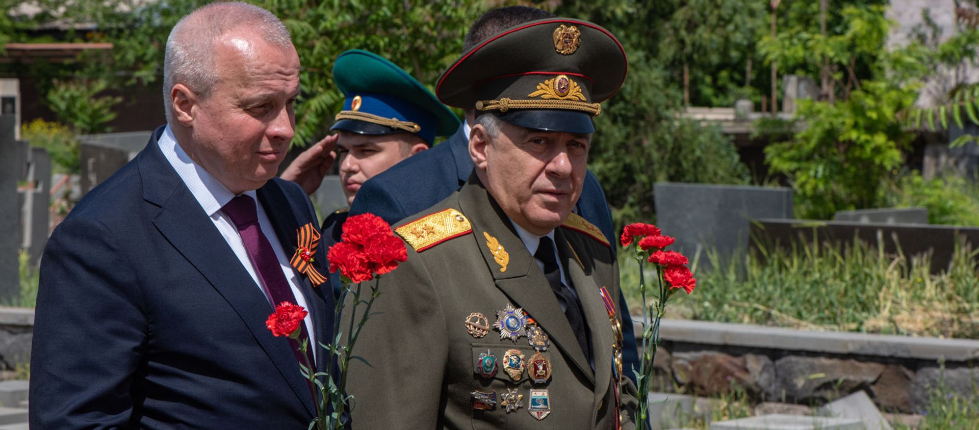 Министр обороны Вагаршак Арутюнян и Чрезвычайный и Полномочный посол России Сергей Копыркин во время возложения цветов к Мемориалу погибших в ВОВ (9 мая 2021). Еревaн - Sputnik Армения, 1920, 09.05.2021