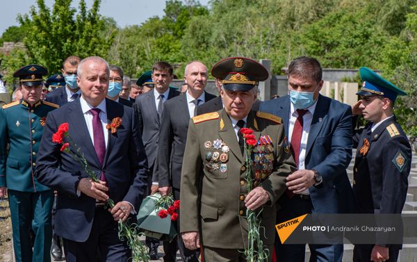 Министр обороны Вагаршак Арутюнян и Чрезвычайный и Полномочный посол России Сергей Копыркин во время возложения цветов к Мемориалу погибших в ВОВ (9 мая 2021). Еревaн - Sputnik Армения