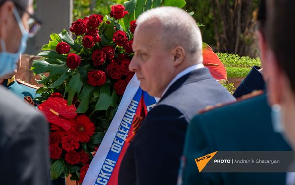 Чрезвычайный и Полномочный посол России Сергей Копыркин во время возложения венка к Мемориалу погибших в ВОВ (9 мая 2021). Еревaн - Sputnik Армения