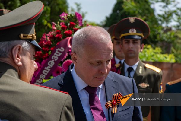 Министр обороны Вагаршак Арутюнян и Чрезвычайный и Полномочный посол России Сергей Копыркин во время возложения цветов к Мемориалу погибших в ВОВ (9 мая 2021). Еревaн - Sputnik Армения