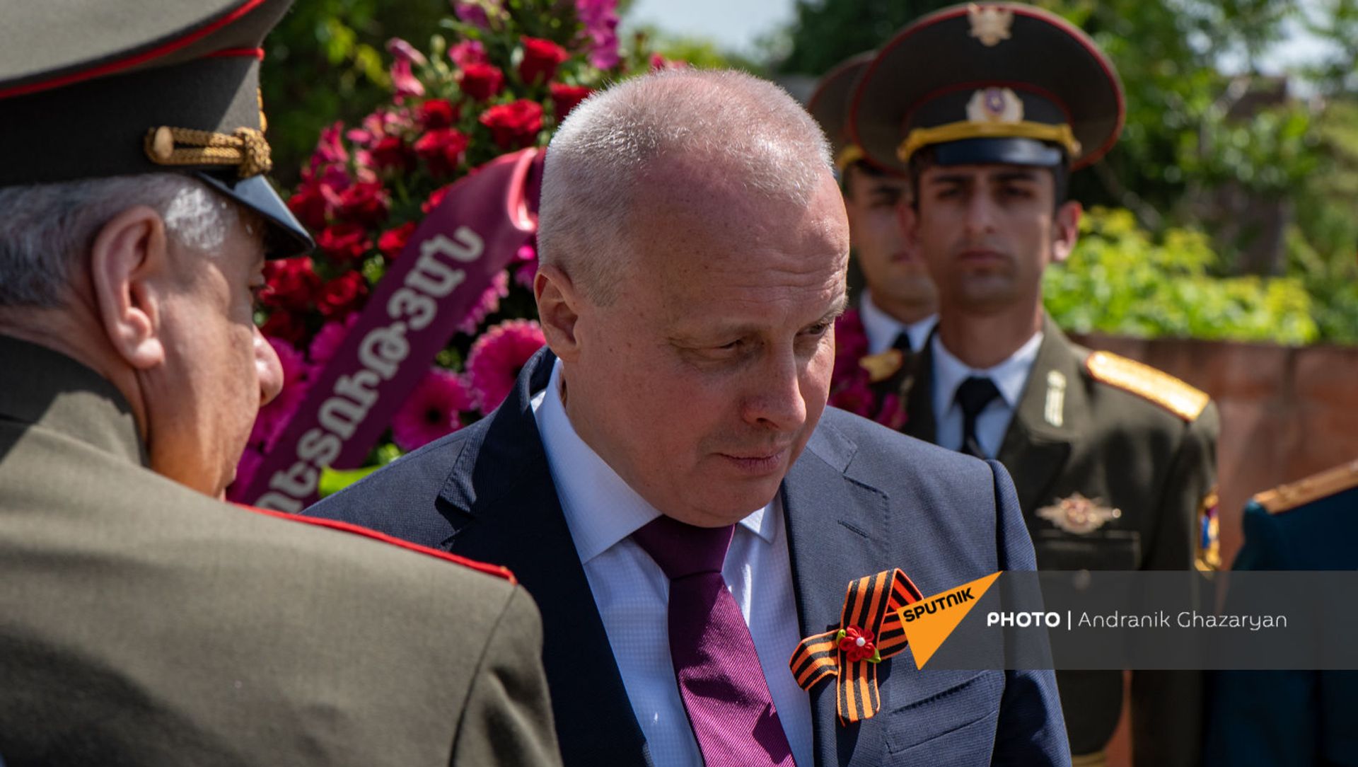Министр обороны Вагаршак Арутюнян и Чрезвычайный и Полномочный посол России Сергей Копыркин во время возложения цветов к Мемориалу погибших в ВОВ (9 мая 2021). Еревaн Министр обороны Вагаршак Арутюнян и Чрезвычайный и Полномочный посол России Сергей Копыркин во время возложения цветов к Мемориалу погибших в ВОВ (9 мая 2021). Еревaн - Sputnik Արմենիա, 1920, 09.05.2021