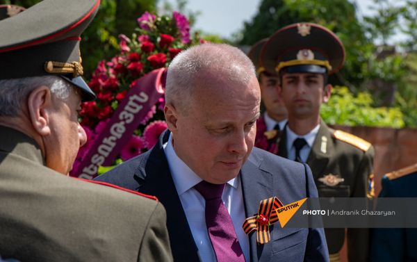 Министр обороны Вагаршак Арутюнян и Чрезвычайный и Полномочный посол России Сергей Копыркин во время возложения цветов к Мемориалу погибших в ВОВ (9 мая 2021). Еревaн - Sputnik Армения