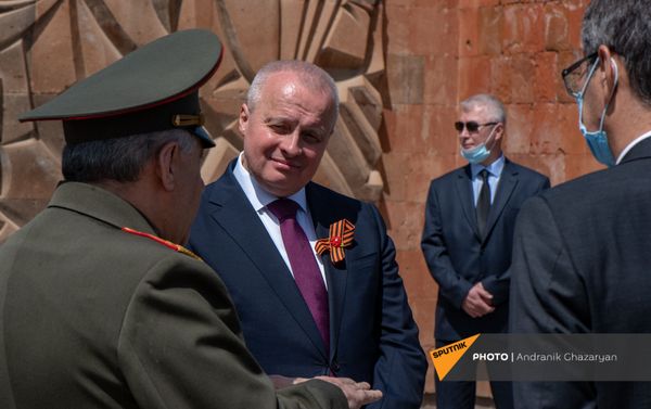 Министр обороны Вагаршак Арутюнян и Чрезвычайный и Полномочный посол России Сергей Копыркин во время возложения цветов к Мемориалу погибших в ВОВ (9 мая 2021). Еревaн - Sputnik Армения