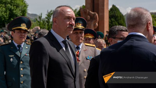 Посол Беларуси Александр Конюк во время возложения цветов к Мемориалу погибших в ВОВ (9 мая 2021). Еревaн - Sputnik Արմենիա