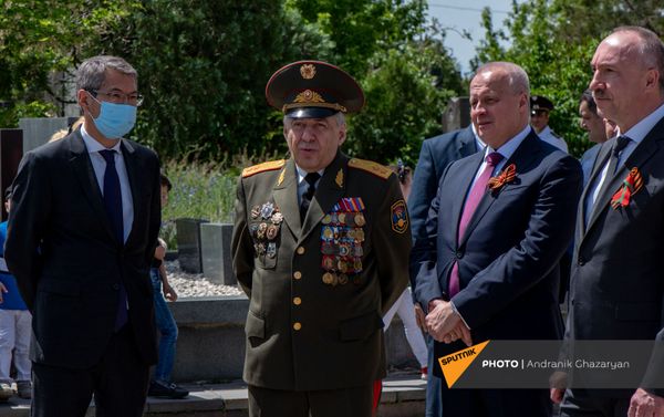 Слева направо: Чрезвычайный и Полномочный посол Казахстана Болат Иманбаев, министр обороны Вагаршак Арутюнян, Чрезвычайный и Полномочный посол России Сергей Копыркин и посол Беларуси Александр Конюк у Мемориала погибших в ВОВ (9 мая 2021). Еревaн - Sputnik Армения