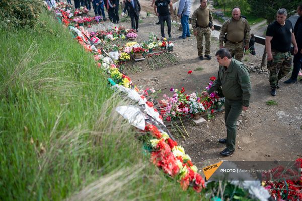 Президент НКР Араик Арутюнян и другие высокопоставленные лица во время возложения цветов (9 мая 2021). Степанакерт - Sputnik Армения