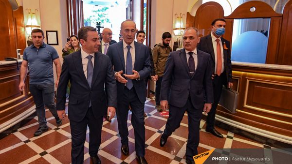 Ишхан Сагателян, Роберт Кочарян и Ваге Акопян на мероприятии, посвященное началу политического сотрудничества между вторым президентом Робертом Кочаряном, АРФД и партией «Возрождение Армении» (9 мая 2021). Еревaн - Sputnik Армения