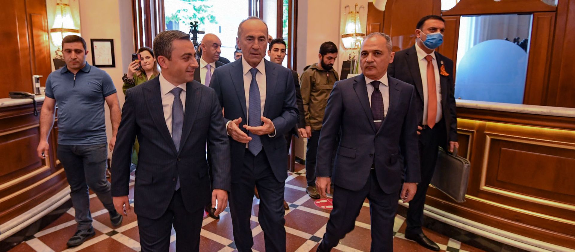 Ишхан Сагателян, Роберт Кочарян и Ваге Акопян на мероприятии, посвященное началу политического сотрудничества между вторым президентом Робертом Кочаряном, АРФД и партией «Возрождение Армении» (9 мая 2021). Еревaн - Sputnik Армения, 1920, 20.05.2021