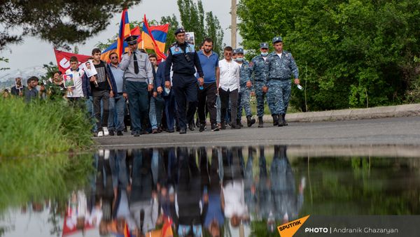 Шествие в военный пантеон Ераблур (9 мая 2021). Еревaн - Sputnik Армения