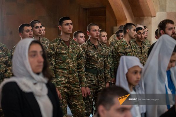 Военослужащие и горожане на поминальной литургии в честь погибших на войне в День Победы (9 мая 2021). Степанакерт - Sputnik Армения